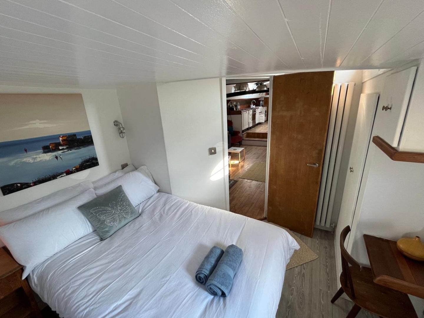 Marina Boat House Hotel en barco