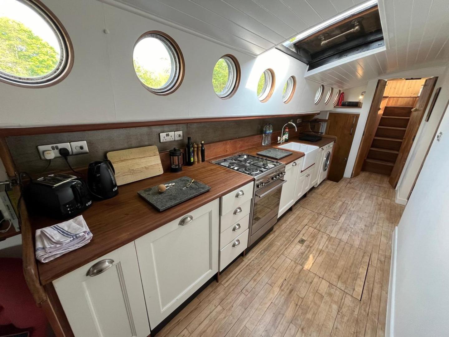 Marina Boat House Hotel en barco