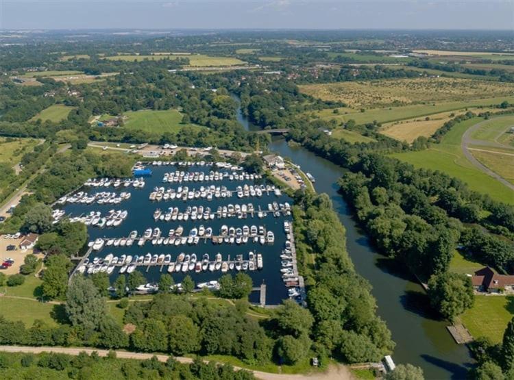 Marina Boat House Hotel en barco Bray